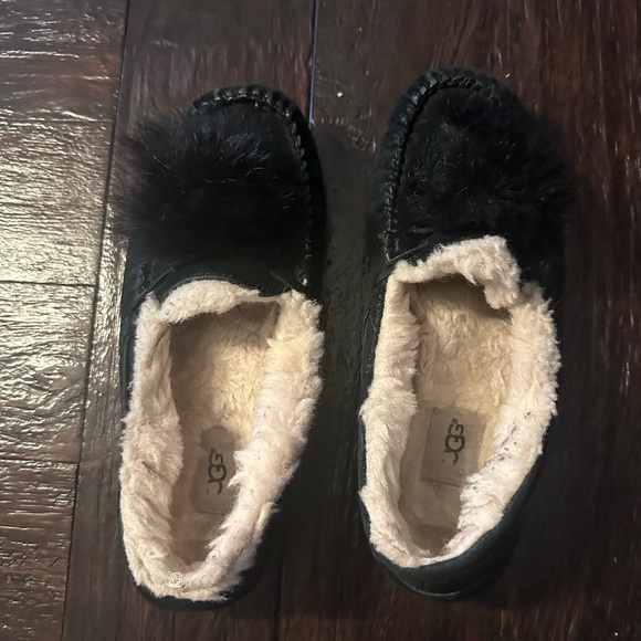UGG Women’s Dakota Pom-Pom Black Suede Slippers with Fuzzy Pom-Poms size 9 - Picture 7 of 7